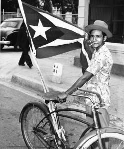domingo_orozco_mostrando_bandera_de_puerto_rico_colocada_en_su_bicicleta